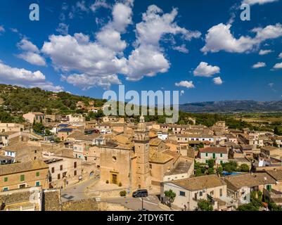 Aus der Vogelperspektive auf die Stadt Santa Eugènia. Im Hintergrund die Serra de Tramuntana (Mallorca, Balearen, Spanien) Stockfoto