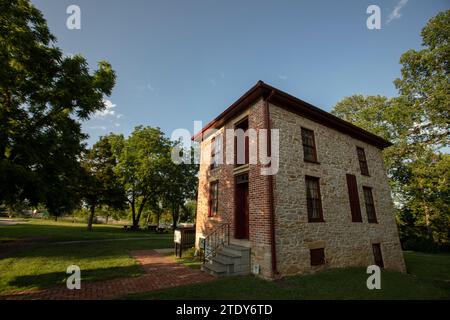 Topeka, Kansas, USA - 17. Juni 2023: Das historische Ritchie House, eine Haltestelle an der U-Bahn-Straße, die früher zum Versklav beiträgt, wird am Nachmittag beleuchtet Stockfoto