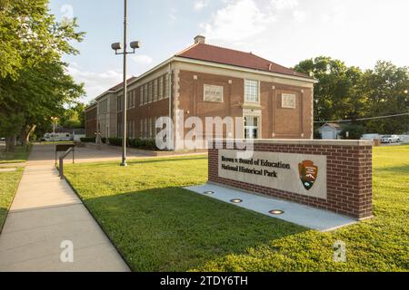 Topeka, Kansas, USA – 17. Juni 2023: Die Nachmittagssonne scheint auf die Schule im Mittelpunkt der Rechtsentscheidung von Brown gegen Board of Education, die educ beendete Stockfoto