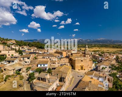 Aus der Vogelperspektive auf die Stadt Santa Eugènia. Im Hintergrund die Serra de Tramuntana (Mallorca, Balearen, Spanien) Stockfoto