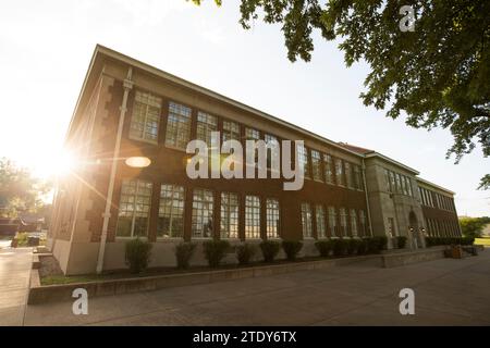 Topeka, Kansas, USA – 17. Juni 2023: Die Nachmittagssonne scheint auf die Schule im Mittelpunkt der Rechtsentscheidung von Brown gegen Board of Education, die educ beendete Stockfoto