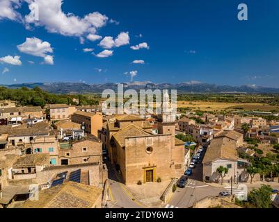 Aus der Vogelperspektive auf die Stadt Santa Eugènia. Im Hintergrund die Serra de Tramuntana (Mallorca, Balearen, Spanien) Stockfoto