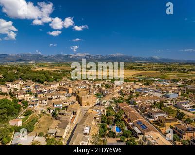 Aus der Vogelperspektive auf die Stadt Santa Eugènia. Im Hintergrund die Serra de Tramuntana (Mallorca, Balearen, Spanien) Stockfoto