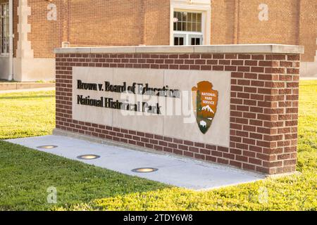 Topeka, Kansas, USA – 17. Juni 2023: Die Nachmittagssonne scheint auf die Schule im Mittelpunkt der Rechtsentscheidung von Brown gegen Board of Education, die educ beendete Stockfoto