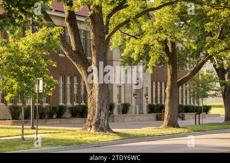 Topeka, Kansas, USA – 17. Juni 2023: Die Nachmittagssonne scheint auf die Schule im Mittelpunkt der Rechtsentscheidung von Brown gegen Board of Education, die educ beendete Stockfoto