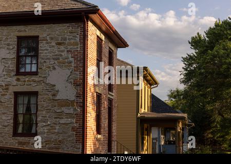Topeka, Kansas, USA - 17. Juni 2023: Das historische Ritchie House, eine Haltestelle an der U-Bahn-Straße, die früher zum Versklav beiträgt, wird am Nachmittag beleuchtet Stockfoto