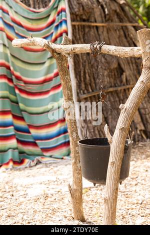 Topeka, Kansas, USA - 17. Juni 2023: Nachmittags scheint Sonnenlicht auf ein rekonstruiertes Wigwam und einheimisches Plains Dorf in der Old Prairie Town in Ward-MEA Stockfoto