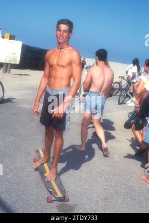 Huntington Beach, Kalifornien, USA 11. August 1996 Skateboarder bei den US Open of Surfing am 11. August 1996 in Huntington Beach, Kalifornien, USA. Foto: Barry King/Alamy Stock Photo Stockfoto