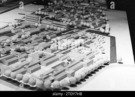 Der stadtrat von Haarlem diskutiert neue Baupläne mit einem Modell, Haarlem, Niederlande, 23-04-1971, Whizgle News from the Past, zugeschnitten auf die Zukunft. Erkunden Sie historische Geschichten, das Image der niederländischen Agentur aus einer modernen Perspektive, die die Lücke zwischen den Ereignissen von gestern und den Erkenntnissen von morgen überbrückt. Eine zeitlose Reise, die die Geschichten prägt, die unsere Zukunft prägen. Stockfoto