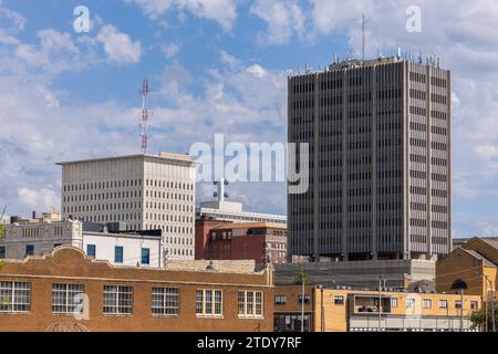Blick auf die Gebäude der Skyline der Innenstadt von Topeka, Kansas, USA. Stockfoto