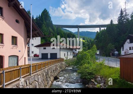 Gries am Brenner: Brücke Talübergang Obernberg der Brennerautobahn im Wipptal im Wipptal, Tirol, Österreich Stockfoto