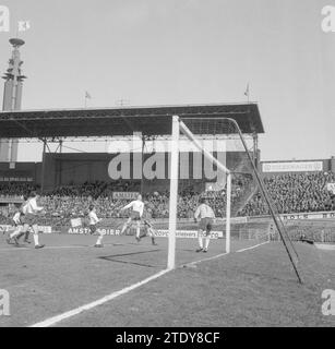 Europäisches Jugendturnier Finale England gegen Spanien 4:0, Spielmoment ca. April 1964 Stockfoto