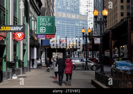 Chicago, USA. 19. Dezember 2023. Die Beschilderung für das Trump International Hotel befindet sich in der Innenstadt von Chicago. Der Oberste Gerichtshof von Colorado hat soeben entschieden, dass Donald Trump nach der Aufstandsklausel der Verfassung für die US-Präsidentschaft nicht in Frage kommt. Quelle: Stephen Chung / Alamy Live News Stockfoto