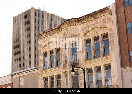 Topeka, Kansas, USA - 17. Juni 2023: Nachmittagslicht leuchtet auf historische Gebäude im Stadtzentrum von Topeka. Stockfoto