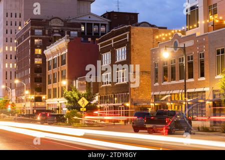 Topeka, Kansas, USA - 17. Juni 2023: Abendlicher Verkehr fließt die Kansas Ave entlang im Herzen der historischen Innenstadt von Topeka. Stockfoto