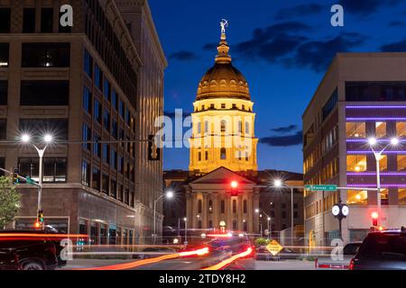 Blick in die Dämmerung auf das historische Kapitolgebäude der Innenstadt von Topeka, Kansas, USA. Stockfoto