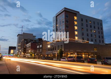 Topeka, Kansas, USA - 17. Juni 2023: Abendlicher Verkehr fließt die Kansas Ave entlang im Herzen der historischen Innenstadt von Topeka. Stockfoto