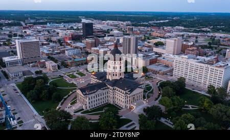 Blick in die Dämmerung auf das historische Kapitolgebäude der Innenstadt von Topeka, Kansas, USA. Stockfoto