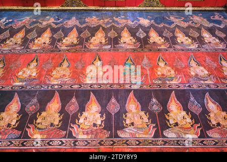 Detail des Wandgemäldes Buddha. Im Inneren des roten, reich geschmückten buddhistischen Tempels der Buddhaisawan Hall. Im Nationalmuseum in Bangkok, Thailand. Stockfoto