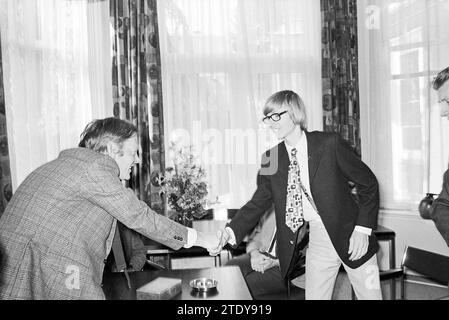 3 Schullehrer zu ehren., zu ehren, 23-06-1972, Whizgle News aus der Vergangenheit, zugeschnitten auf die Zukunft. Erkunden Sie historische Geschichten, das Image der niederländischen Agentur aus einer modernen Perspektive, die die Lücke zwischen den Ereignissen von gestern und den Erkenntnissen von morgen überbrückt. Eine zeitlose Reise, die die Geschichten prägt, die unsere Zukunft prägen. Stockfoto