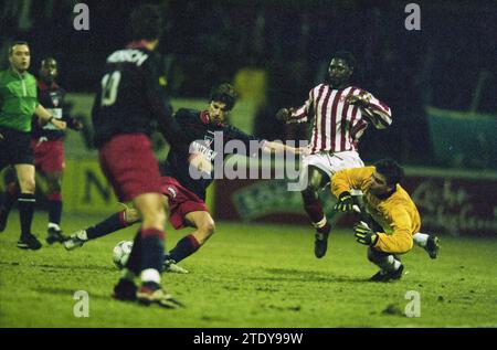 Football, Haarlem - Top Oss, 27.02.2003, Whizgle News from the Past, maßgeschneidert für die Zukunft. Erkunden Sie historische Geschichten, das Image der niederländischen Agentur aus einer modernen Perspektive, die die Lücke zwischen den Ereignissen von gestern und den Erkenntnissen von morgen überbrückt. Eine zeitlose Reise, die die Geschichten prägt, die unsere Zukunft prägen. Stockfoto