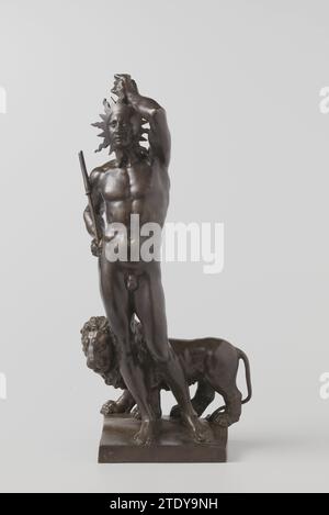 Sol (die Sonne), Johan Gregor van der Schardt, um 1570 – um 1581 mit der linken Hand hält Sol eine Hohlpfeife auf dem Kopf. Mit seiner rechten Hand, die auf der Hüfte liegt, hält er einen Stab. Es steht auf einem breiten Sockel, der hinten hochgehoben ist. Der Löwe ist auf diesem erhöhten Teil. Wasser sprühte einmal aus dem Löwenmaul, das vom Sockel durch die linke Vorderseite in den Mund geleitet wurde. Wahrscheinlich verläuft auch ein Kanal durch das rechte Bein von Sol bis zur Röhre auf seinem Kopf. Diese scheint im Sockel verschlossen zu sein. Neurenbergcaster: Neurenbergsculptor: Italien Bronze (Metall) Gießen mit der linken Hand, so Stockfoto