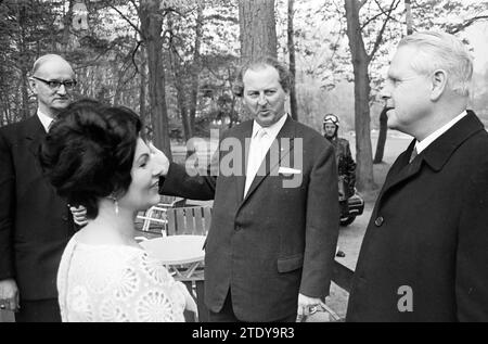 Gedenkfeier zum 250. Geburtstag von Carolus Linnaeus auf dem Anwesen Hartekamp, Heemstede, Herenweg 5, Niederlande, 23-05-1957, Whizgle News aus der Vergangenheit, zugeschnitten auf die Zukunft. Erkunden Sie historische Geschichten, das Image der niederländischen Agentur aus einer modernen Perspektive, die die Lücke zwischen den Ereignissen von gestern und den Erkenntnissen von morgen überbrückt. Eine zeitlose Reise, die die Geschichten prägt, die unsere Zukunft prägen. Stockfoto