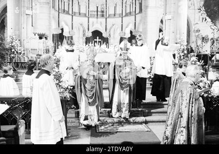 Bischof Bomers und Weihbischof Lescrauwaert, RK Bavo, Haarlem, Weihe, römisch-katholische Kirche, Haarlem, Niederlande, 14-01-1984, Whizgle News from the Past, maßgeschneidert für die Zukunft. Erkunden Sie historische Geschichten, das Image der niederländischen Agentur aus einer modernen Perspektive, die die Lücke zwischen den Ereignissen von gestern und den Erkenntnissen von morgen überbrückt. Eine zeitlose Reise, die die Geschichten prägt, die unsere Zukunft prägen. Stockfoto