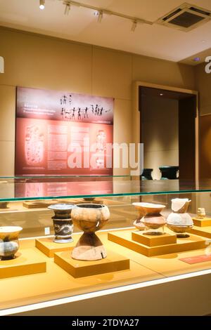 Eine Galerie mit antiken archäologischen Artefakten und Töpferwaren, Vasen. In einer Galerie im Maha Surasinghanat Building im Nationalmuseum in Stockfoto