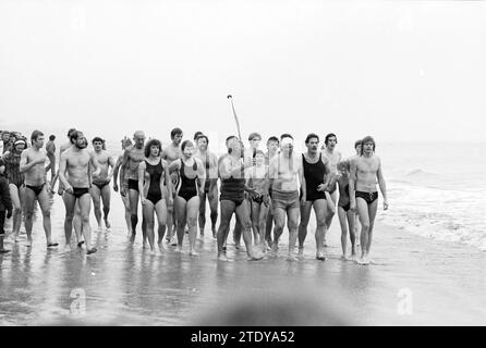 Neujahrstauchgang Zandvoort, Neujahr, Zandvoort, 01-01-1982, Whizgle News from the Past, maßgeschneidert für die Zukunft. Erkunden Sie historische Geschichten, das Image der niederländischen Agentur aus einer modernen Perspektive, die die Lücke zwischen den Ereignissen von gestern und den Erkenntnissen von morgen überbrückt. Eine zeitlose Reise, die die Geschichten prägt, die unsere Zukunft prägen. Stockfoto