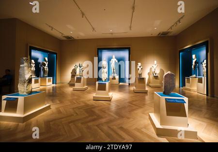 Eine Galerie, die antike archäologische Artefakte und religiöse Figuren aus Stein-Buddha-Statuen zeigt. In einer Galerie im Maha Surasinghanat Bui Stockfoto