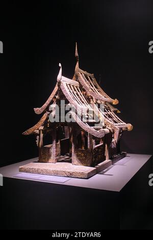 Eine Ausstellung eines antiken Holzmodells einer traditionellen Struktur. Im Praphat Phiphithaphan Building am Nationalmuseum in Bangkok, Thailand. Stockfoto