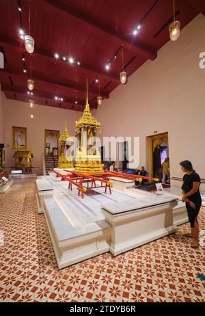 Ein paar der reich verzierten, goldbedeckten Palanquin, menschlichen Rikschas. Im Nationalmuseum in Bangkok, Thailand. Stockfoto