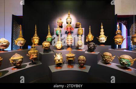 Eine feine, farbenfrohe Sammlung alter Masken, die in den ikonischen, traditionellen Khon-Tanzzeremonien verwendet werden. Im Nationalmuseum in Bangkok, Th Stockfoto