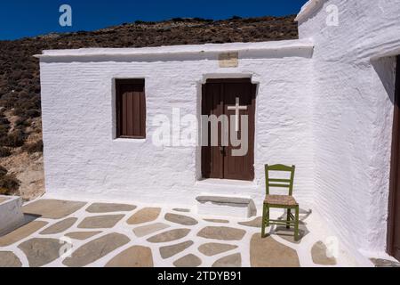 Winzige weiße Kirche mit auf Tinos Island in der Nähe von Panormos Stockfoto