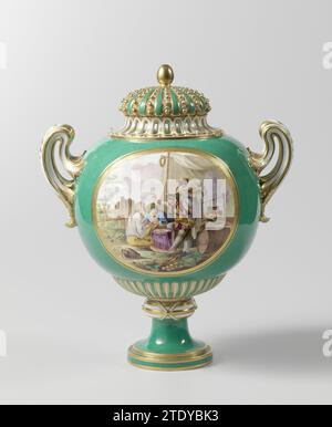 Vase (Ballonvase), Manufacture de Sèvres, 1771 Kugelvase aus mehrfarbigem bemaltem Porzellan, mit grünem Schaft. Die Vase ist auf einem Fuß, hat zwei gebogene, spiralförmige Ohren und einen Deckel. Auf der Vorderseite befindet sich ein Medaillon, in dem Soldaten in einem Zeltlager sitzen, Karten auf einer Trommel spielen, eine Waffentrophäe auf der Rückseite. Die Vase ist markiert. Sèvres Porzellan. Vergoldung (Material). Kugelförmige Vase aus vielfarbigem bemaltem Porzellan mit grünem Schaft. Die Vase ist auf einem Fuß, hat zwei gebogene, spiralförmige Ohren und einen Deckel. Auf der Vorderseite befindet sich ein Medaillon, in dem Soldaten in einem Zeltlager, Karten auf einem dru spielen Stockfoto