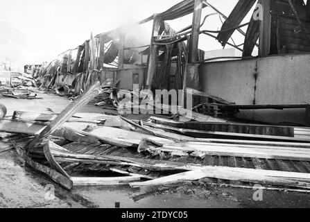 Feuer + Ruinen der Lampenfabrik Cruquius, Feuer, Feuerwehr, Cruquius, 10-02-1981, Whizgle News aus der Vergangenheit, zugeschnitten auf die Zukunft. Erkunden Sie historische Geschichten, das Image der niederländischen Agentur aus einer modernen Perspektive, die die Lücke zwischen den Ereignissen von gestern und den Erkenntnissen von morgen überbrückt. Eine zeitlose Reise, die die Geschichten prägt, die unsere Zukunft prägen. Stockfoto