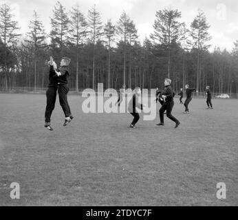 Training der niederländischen Nationalmannschaft in Zeist, Spieler während des Trainings ca. April 1964 Stockfoto