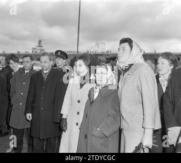 Königspaar und Prinzessin Beatrix fahren von links nach rechts nach Mexiko. Prinzessin Margriet, Prinzessin Christina und Hofdame Martine van Loon-Labouchere CA. April 1964 Stockfoto