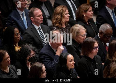 Washington, Usa. Dezember 2023. Richter Samuel Alito, Jr., wischt sich sein Gesicht während der Beerdigung des pensionierten Associate Justice of the Supreme Court Sandra Day O’Connor in der Washington National Cathedral in Washington, DC, USA am Dienstag, den 19. Dezember 2023. Justice O’Connor, eine in Arizona geborene Frau, die von US-Präsident Ronald Reagan ernannt wurde, war die erste Frau, die am höchsten Gericht des Landes diente, diente von 1981 bis 2006 und verstarb am 1. Dezember 2023 im Alter von 93 Jahren. Foto: Rod Lamkey/CNP/ABACAPRESS.COM Credit: Abaca Press/Alamy Live News Stockfoto