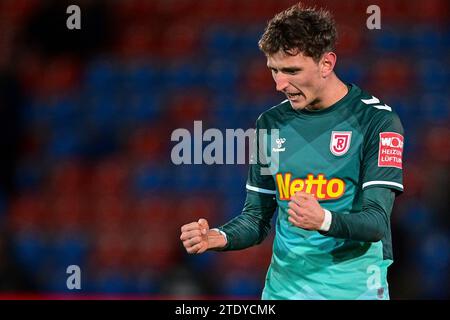 Unterhaching, Deutschland. Dezember 2023. Jonas Bauer (Regensburg, 25) mit Schlussjubel, Freude, freundlich, fröhlich, strahlend, optimistisch, Einzelbild, Aktion, Aktion, 19.12.2023, Unterhaching (Deutschland), Fussball, 3. LIGA, SPVGG UNTERHACHING - SSV JAHN REGENSBURG, DFB/DFL-VORSCHRIFTEN VERBIETEN DIE VERWENDUNG VON FOTOGRAFIEN ALS BILDSEQUENZEN UND/ODER QUASI-VIDEO. Quelle: dpa/Alamy Live News Stockfoto