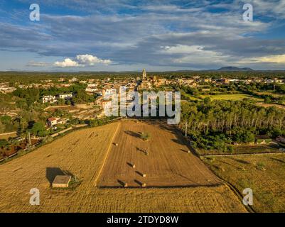 Aus der Vogelperspektive auf das Dorf Sencelles und seine Felder und die ländliche Umgebung an einem Frühlingnachmittag mit Wolken (Mallorca, Balearen, Spanien) Stockfoto