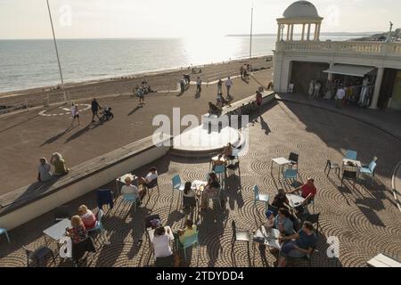 England, East Sussex, Bexhill-on-Sea, de la Warr Pavillion, Waterfront Cafe und Cupola Stockfoto