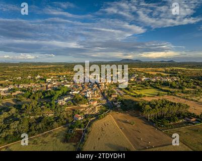 Aus der Vogelperspektive auf das Dorf Sencelles und seine Felder und die ländliche Umgebung an einem Frühlingnachmittag mit Wolken (Mallorca, Balearen, Spanien) Stockfoto