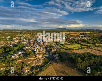 Aus der Vogelperspektive auf das Dorf Sencelles und seine Felder und die ländliche Umgebung an einem Frühlingnachmittag mit Wolken (Mallorca, Balearen, Spanien) Stockfoto