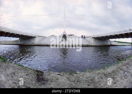 Calatrava Bridges, Haarlemmermeer, 18.04.2004, Whizgle News from the Past, Tailored for the Future. Erkunden Sie historische Geschichten, das Image der niederländischen Agentur aus einer modernen Perspektive, die die Lücke zwischen den Ereignissen von gestern und den Erkenntnissen von morgen überbrückt. Eine zeitlose Reise, die die Geschichten prägt, die unsere Zukunft prägen. Stockfoto