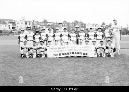 Niederländische und japanische Schüler, Baseballmannschaft, 19.-08-1991, Whizgle News aus der Vergangenheit, maßgeschneidert für die Zukunft. Erkunden Sie historische Geschichten, das Image der niederländischen Agentur aus einer modernen Perspektive, die die Lücke zwischen den Ereignissen von gestern und den Erkenntnissen von morgen überbrückt. Eine zeitlose Reise, die die Geschichten prägt, die unsere Zukunft prägen. Stockfoto