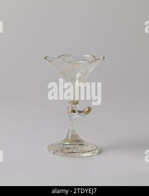 Kelkglas met bladvoluten, anonym, ca. 1850 - ca. 1875 kleines Kelchglas mit flacher Basis. Kleiner Stiel mit Knoten. Hornförmiger Kelch mit gewelltem Rand. Kelch und Fuß sind emailliert mit weißen Blattfilets bemalt. Montierte Rohrleitungen entlang der Kanten. Frankreich Glasbläserei / vergoldetes kleines Kelchglas mit flachem Sockel. Kleiner Stiel mit Knoten. Hornförmiger Kelch mit gewelltem Rand. Kelch und Fuß sind emailliert mit weißen Blattfilets bemalt. Montierte Rohrleitungen entlang der Kanten. Frankreich Glasbläserei / Vergoldung Stockfoto