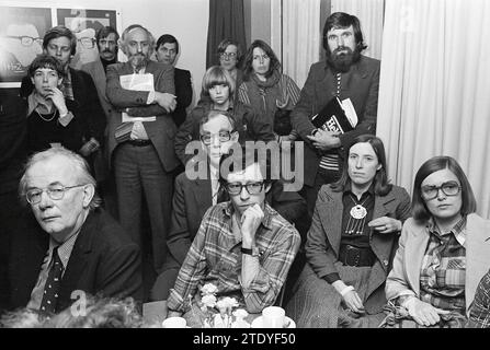 Präsentation des Buches „Help we are Developed“ The Hague Nieuwspoort, Spectrum, 14-03-1978, Whizgle News from the Past, Tailored for the Future. Erkunden Sie historische Geschichten, das Image der niederländischen Agentur aus einer modernen Perspektive, die die Lücke zwischen den Ereignissen von gestern und den Erkenntnissen von morgen überbrückt. Eine zeitlose Reise, die die Geschichten prägt, die unsere Zukunft prägen. Stockfoto