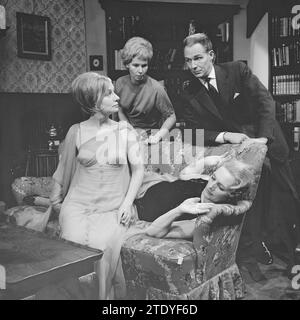 Blithe Spirit , TV-Spiel, auf Couch Ank van den Moer , Andrea Domburg , hinter Kitty Janssen und Guus Oster CA. Dezember 1962 Stockfoto